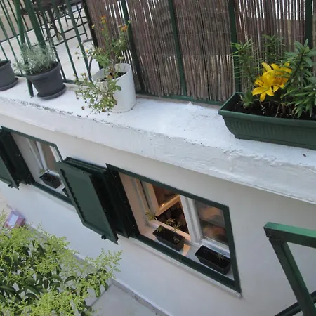 Varos Style Apartment *